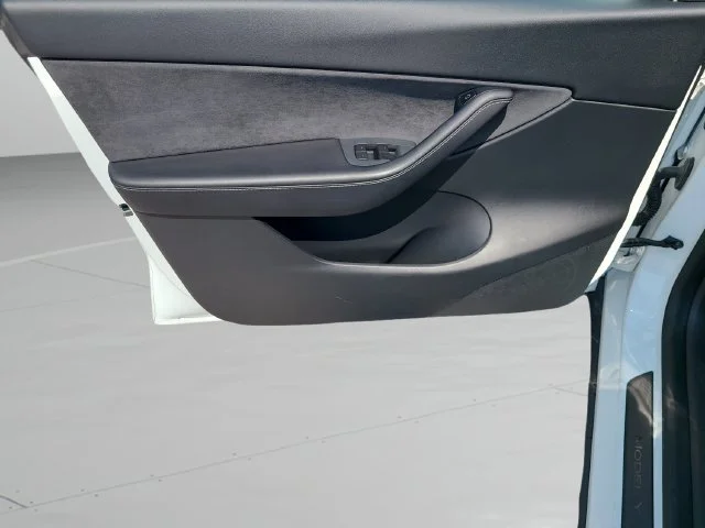 Used 2021 White Tesla Long Range image 18