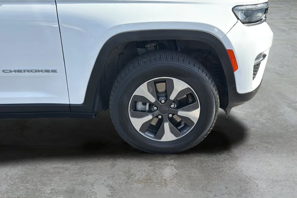 Used 2024 White Jeep LIMI image 9