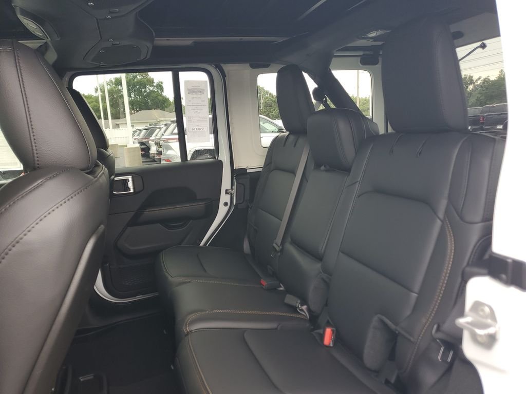 New 2026 Bright White Clear-Coat Exterior Paint Jeep Sahara image 11