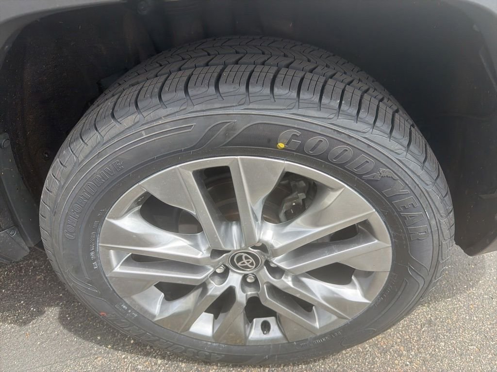 Used 2022 Silver Toyota XLE Premium image 12