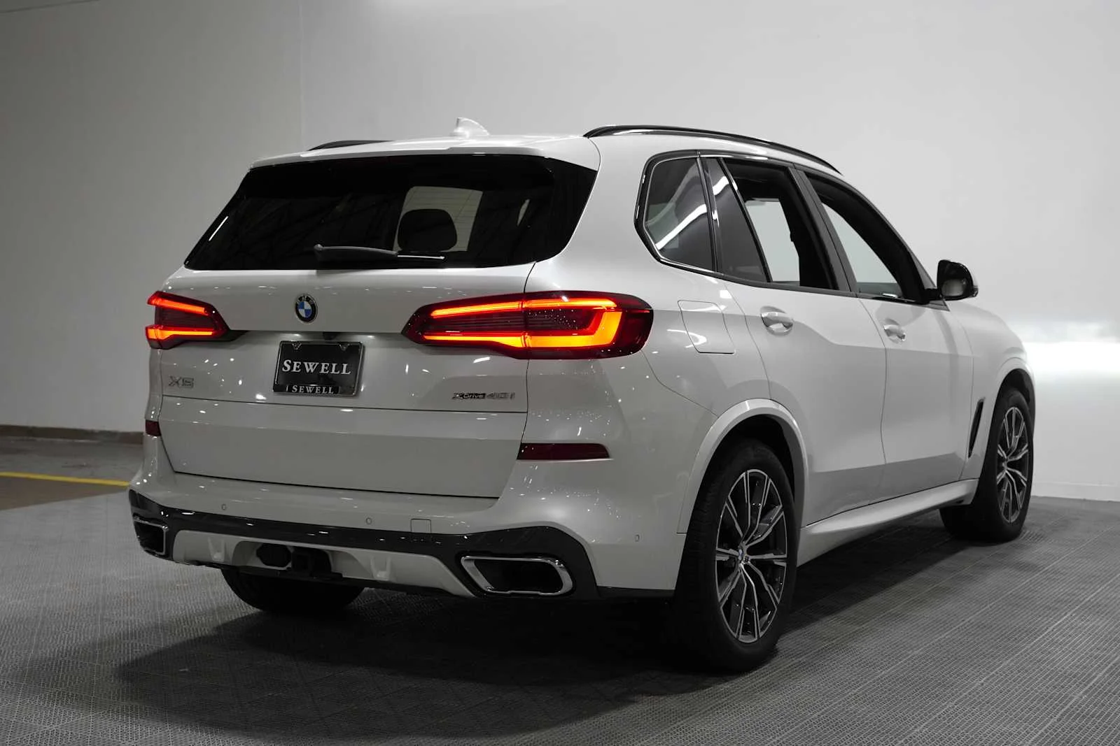 Used 2019 Mineral White Metallic BMW xDrive40i image 4