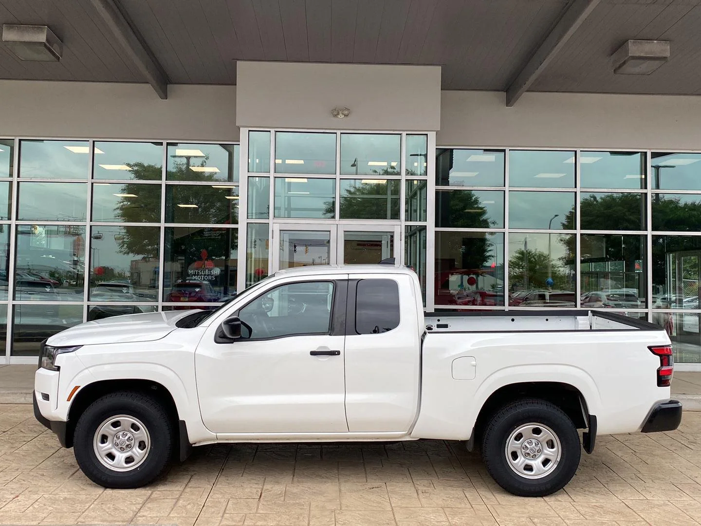 Used 2023 Glacier White Nissan S image 4
