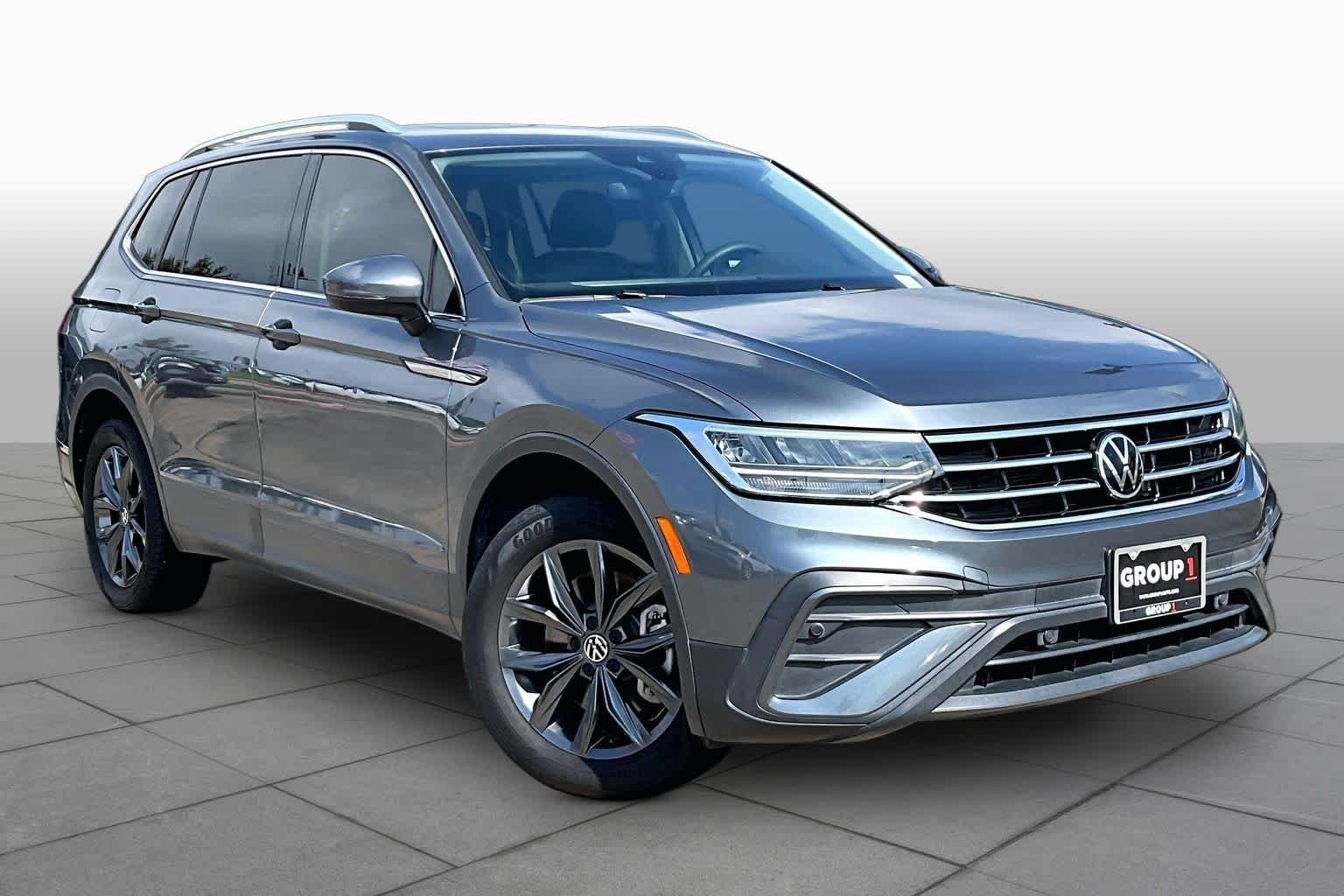 Used 2023 Platinum Gray Metallic Volkswagen SE image 3