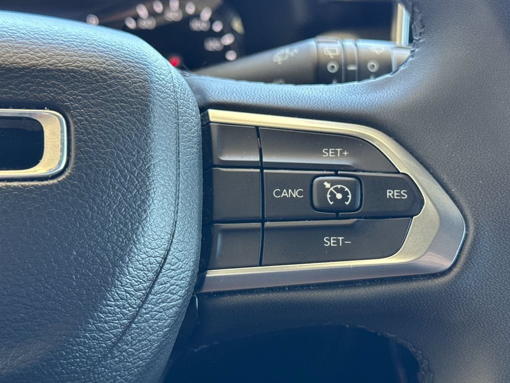 Used 2024 White Jeep Latitude image 27