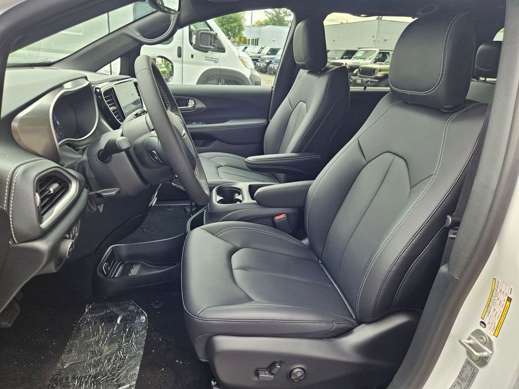 2026 Chrysler Pacifica Select - Photo 12