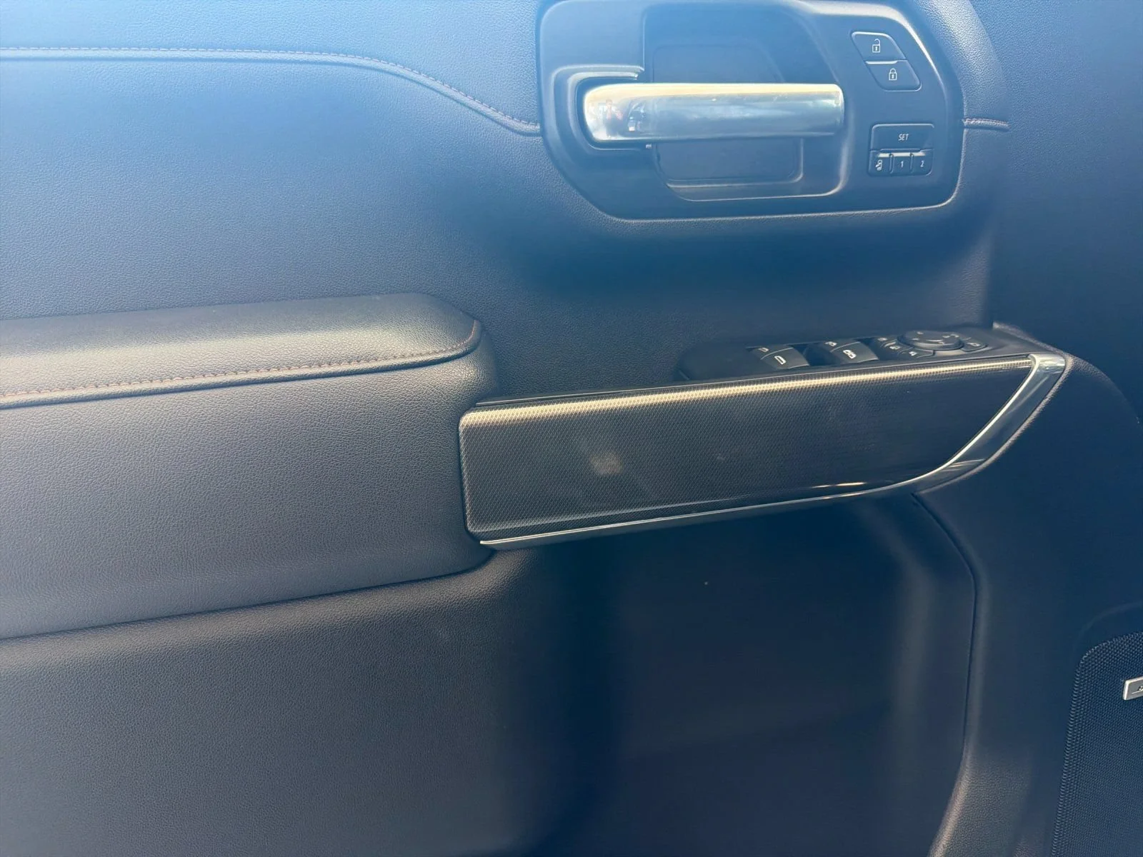 Used 2022 ONYX BLACK GMC AT4 image 10