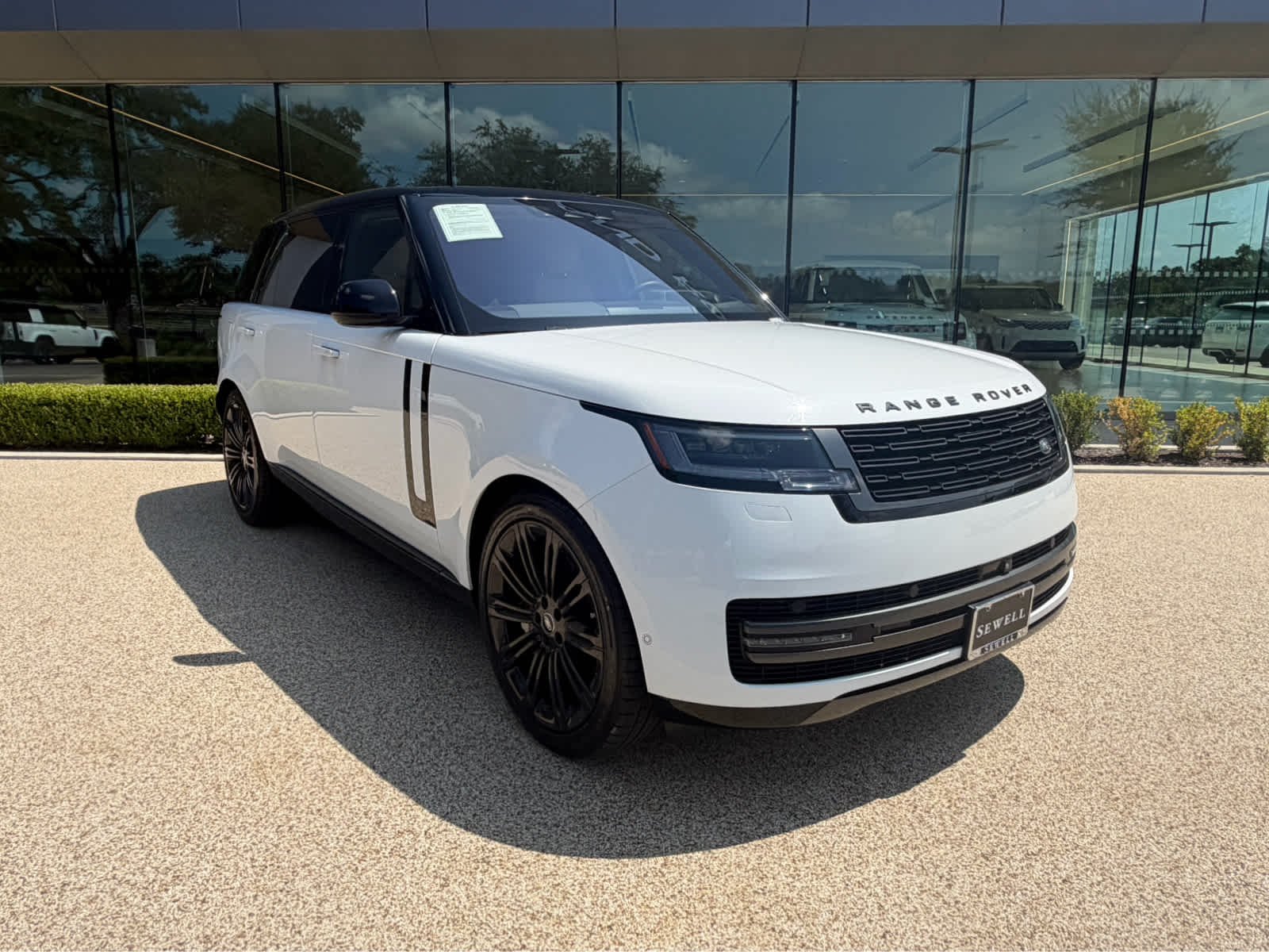 Used 2023 Fuji White Land Rover SE image 3