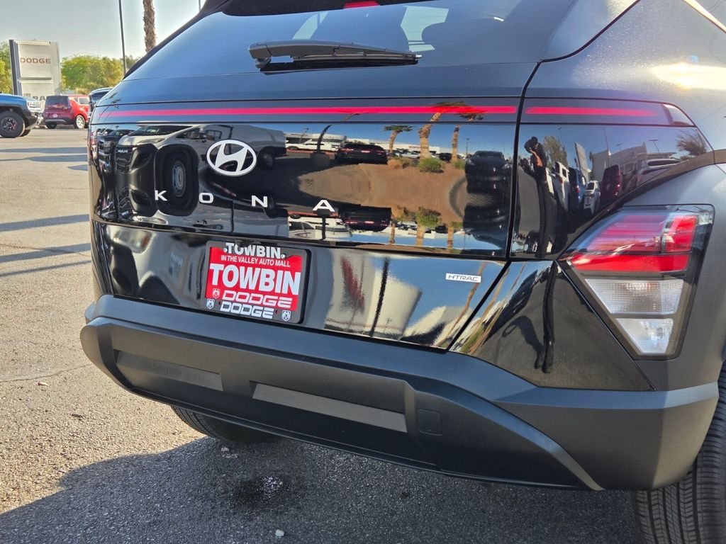 Used 2025 Black Hyundai SEL image 5