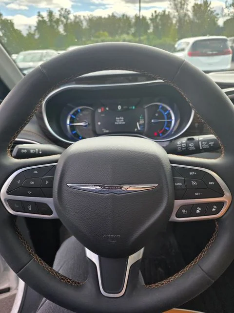 Used 2023 White Chrysler Pinnacle image 12