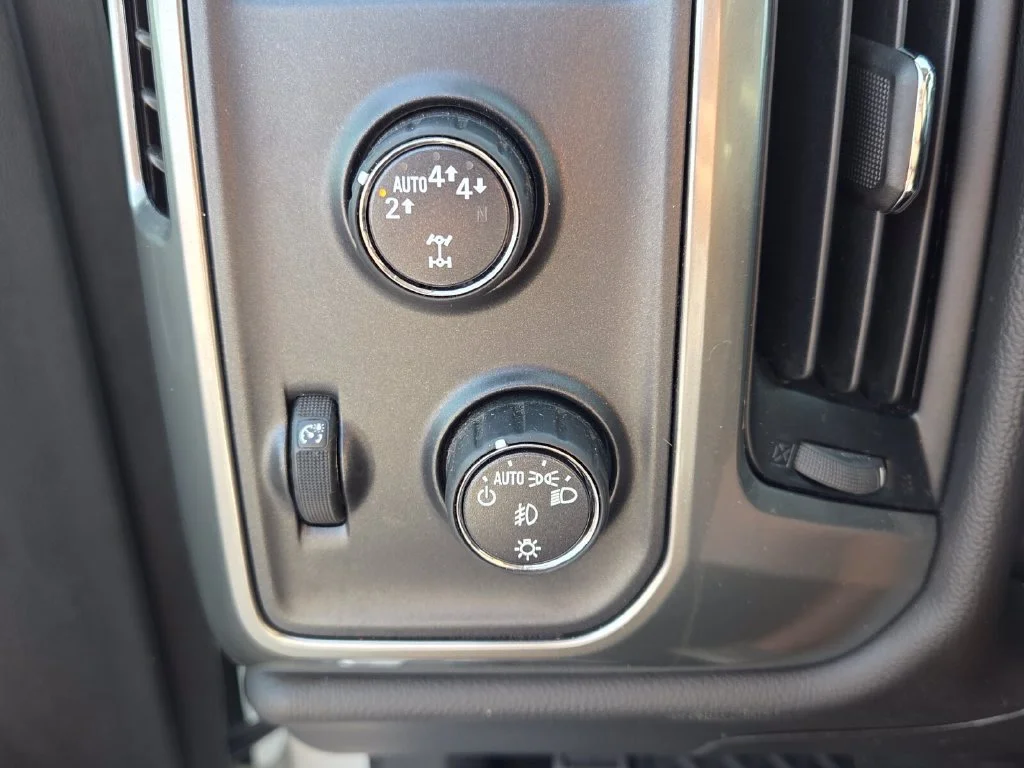 Used 2018 SUMMIT WHITE Chevrolet LT image 28