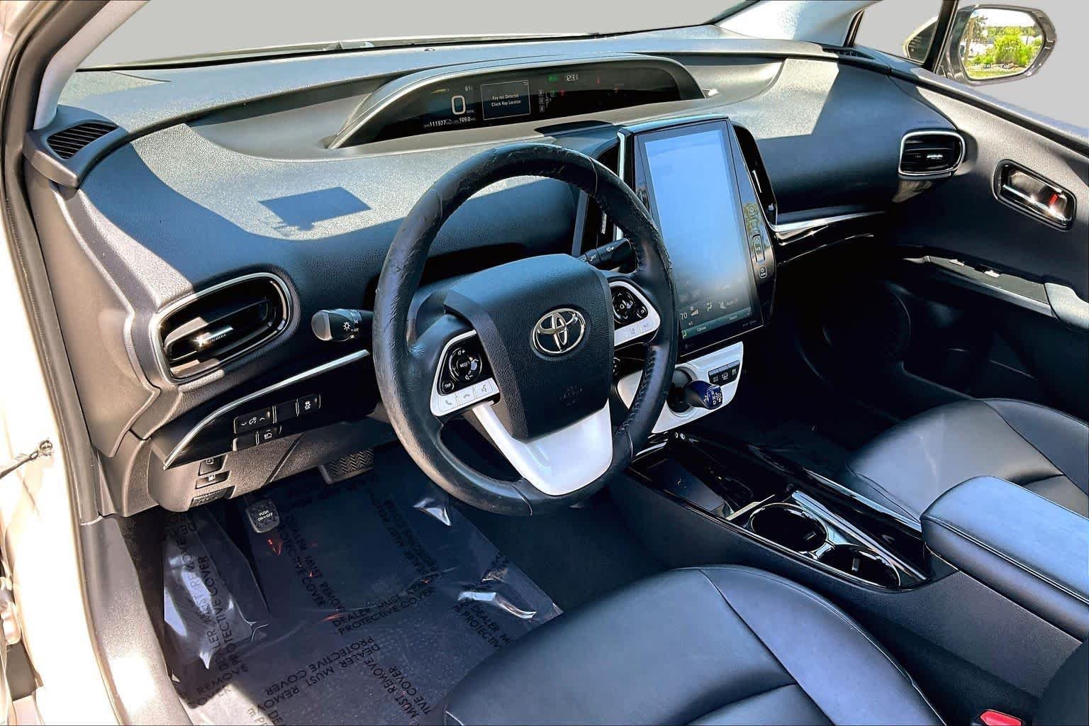 Used 2017 Titanium Glow Toyota Premium image 18