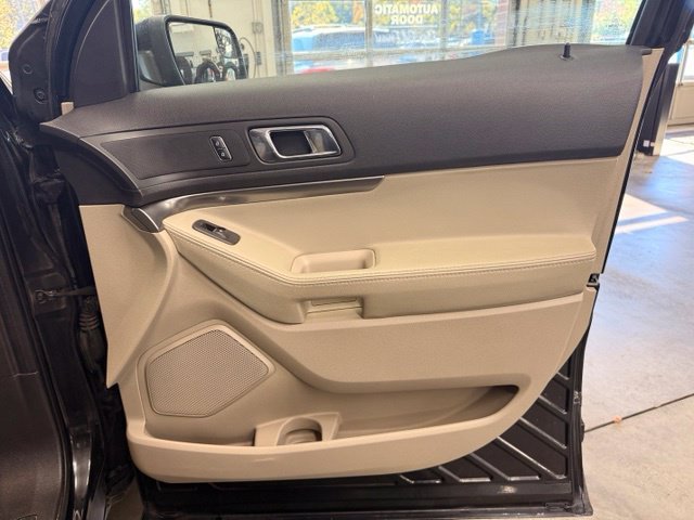 Used 2015 Red Ford Base image 26