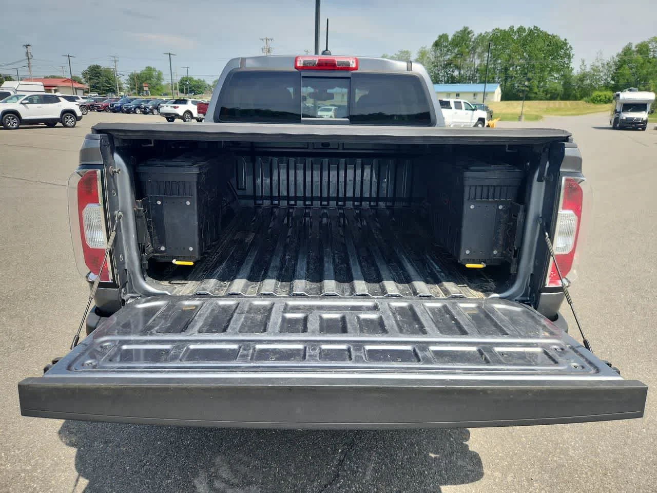 Used 2022 Satin Steel Metallic GMC AT4 - Cloth image 15