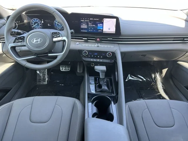 Used 2025 White Hyundai SEL Sport image 23
