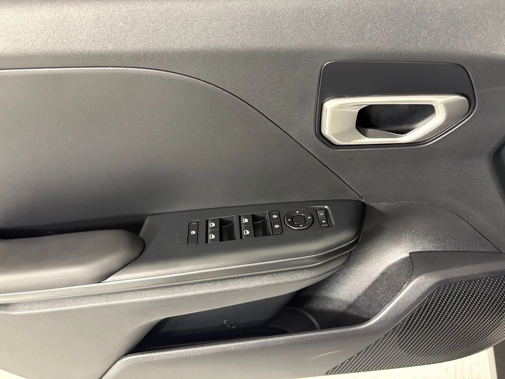 New 2026 Snow White Pearl Kia LXS image 18
