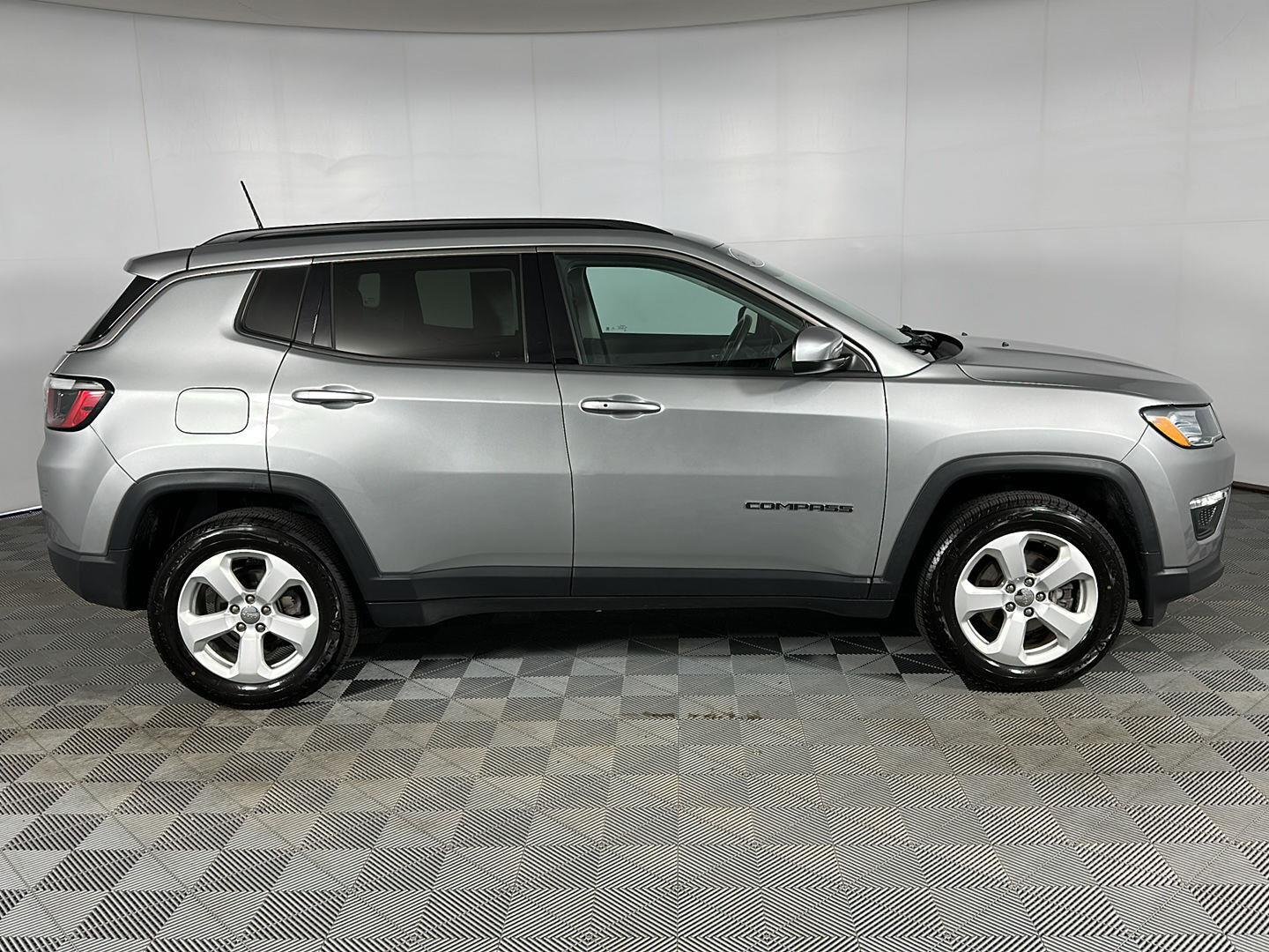 Used 2021 Billet Silver Metallic Clearcoat Jeep Latitude image 26