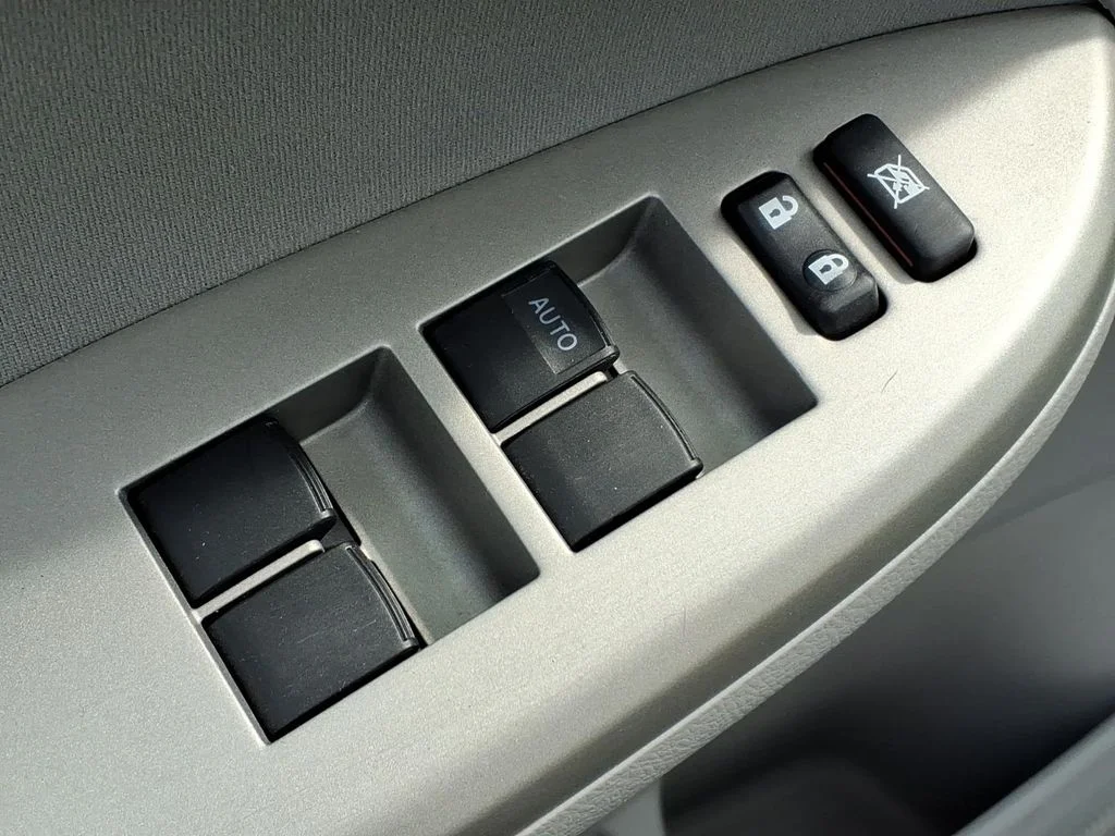 Used 2010 Silver Toyota LE image 10