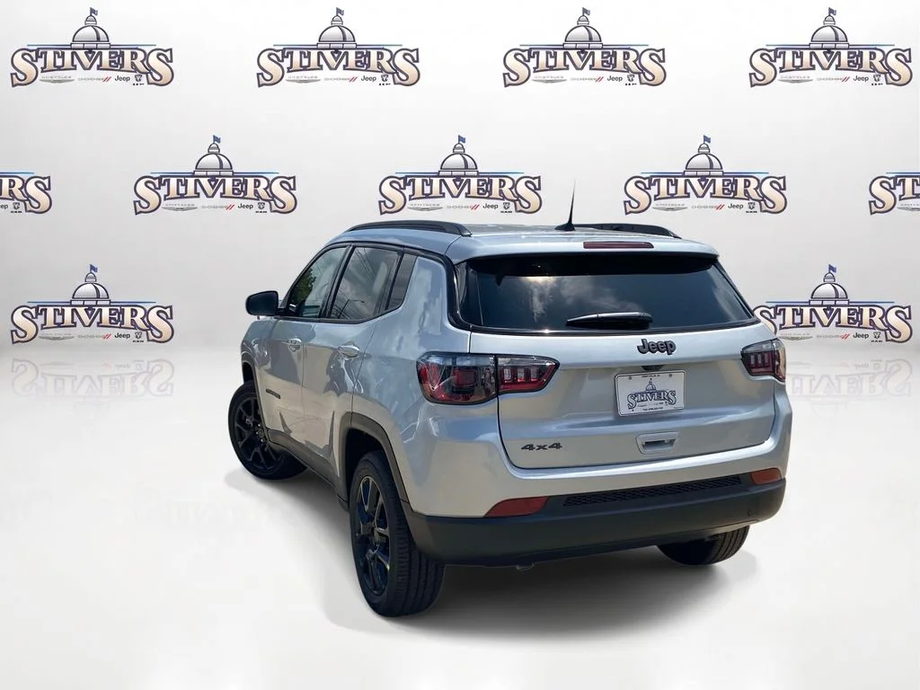 New 2026 Silver Zynith Metallic Clearcoat Jeep Latitude Altitude image 4