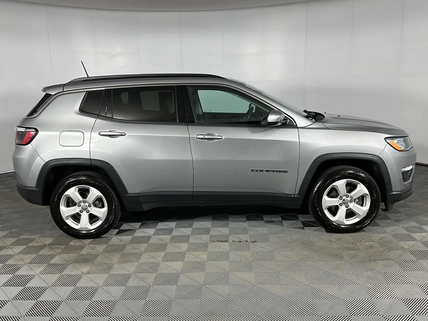 Used 2021 Billet Silver Metallic Clearcoat Jeep Latitude image 26