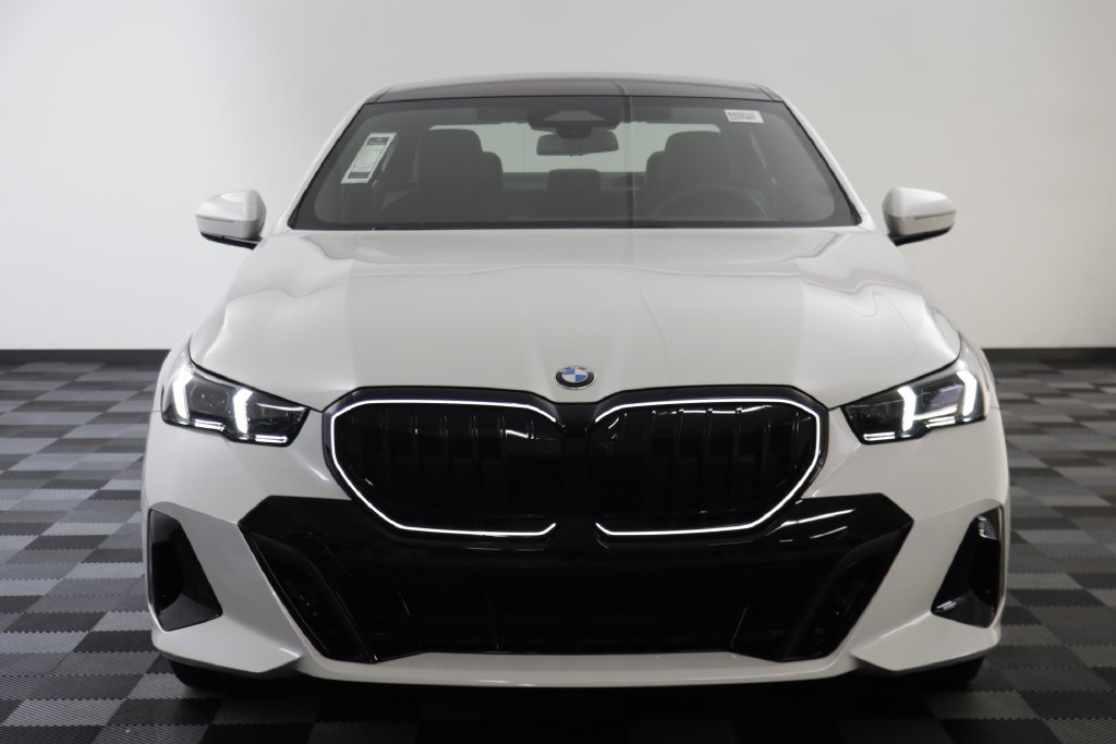 New 2027 Mineral White Metallic BMW 530i xDrive image 22