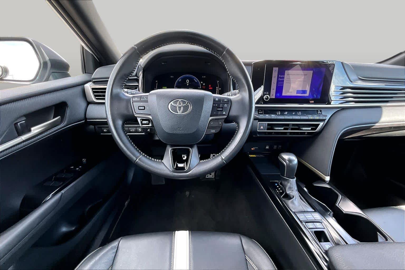 Used 2025 Ice Cap Toyota SE image 6