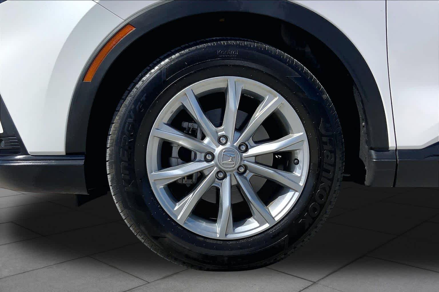 Used 2025 Platinum White Pearl Honda EX-L image 11
