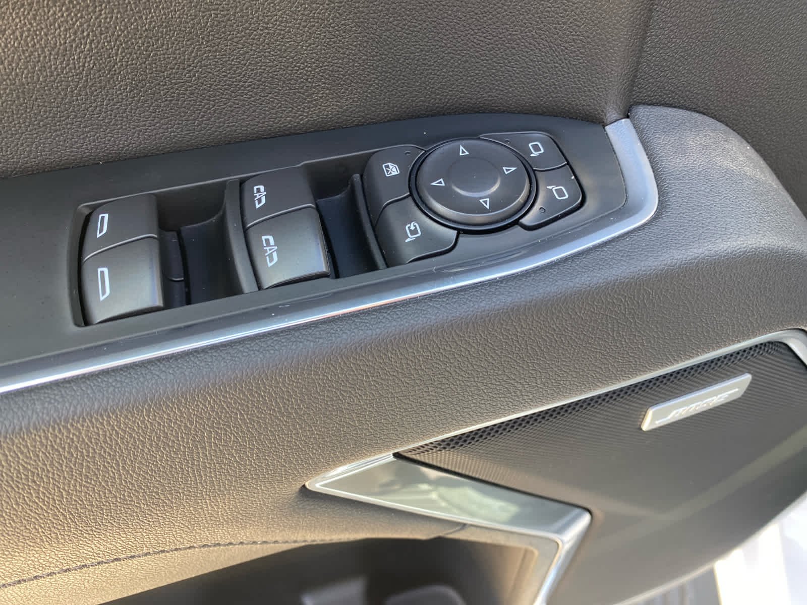 Used 2025 White Frost Tricoat GMC SLT image 8
