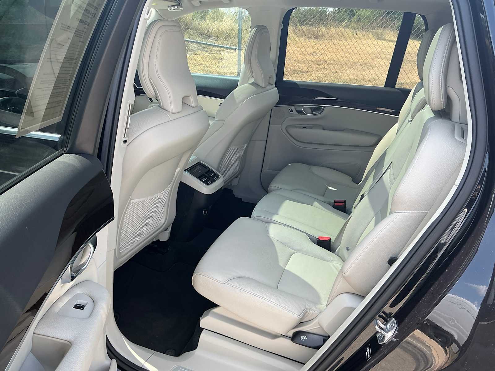 Used 2019 Onyx Black Metallic Volvo Momentum image 25