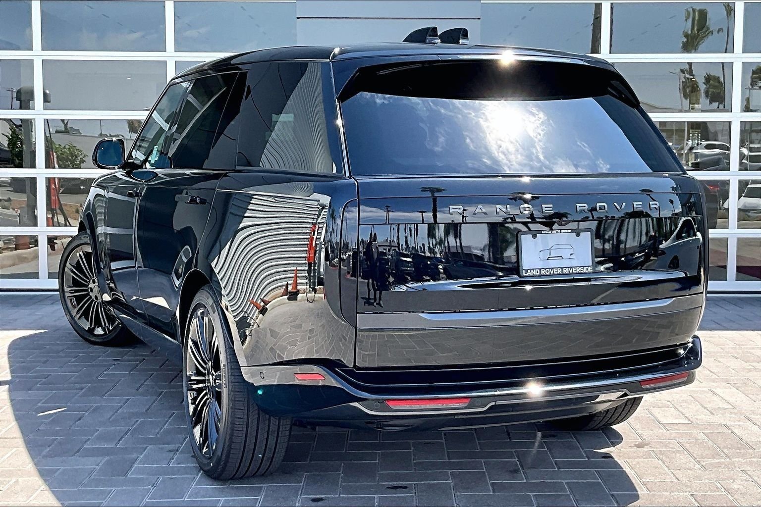 New 2026 Santorini Black Land Rover SE image 3