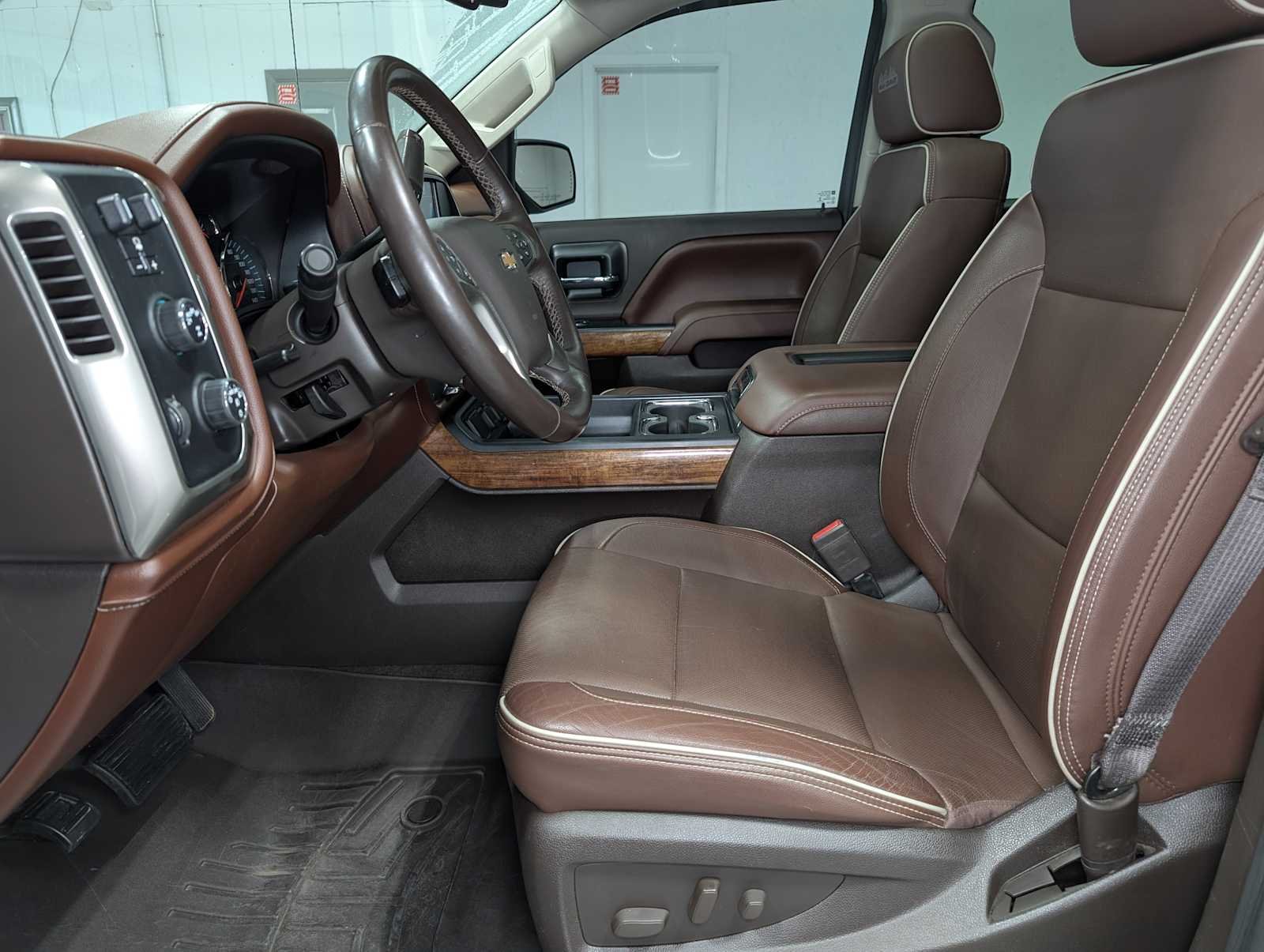 Used 2017 Iridescent Pearl Tricoat Chevrolet High Country image 5