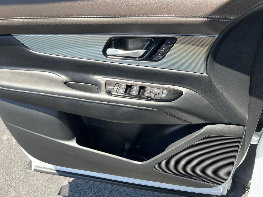 Used 2025 White Nissan Platinum image 13