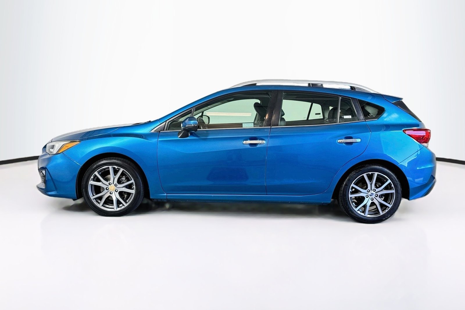 Used 2018 Island Blue Pearl Subaru Limited image 8