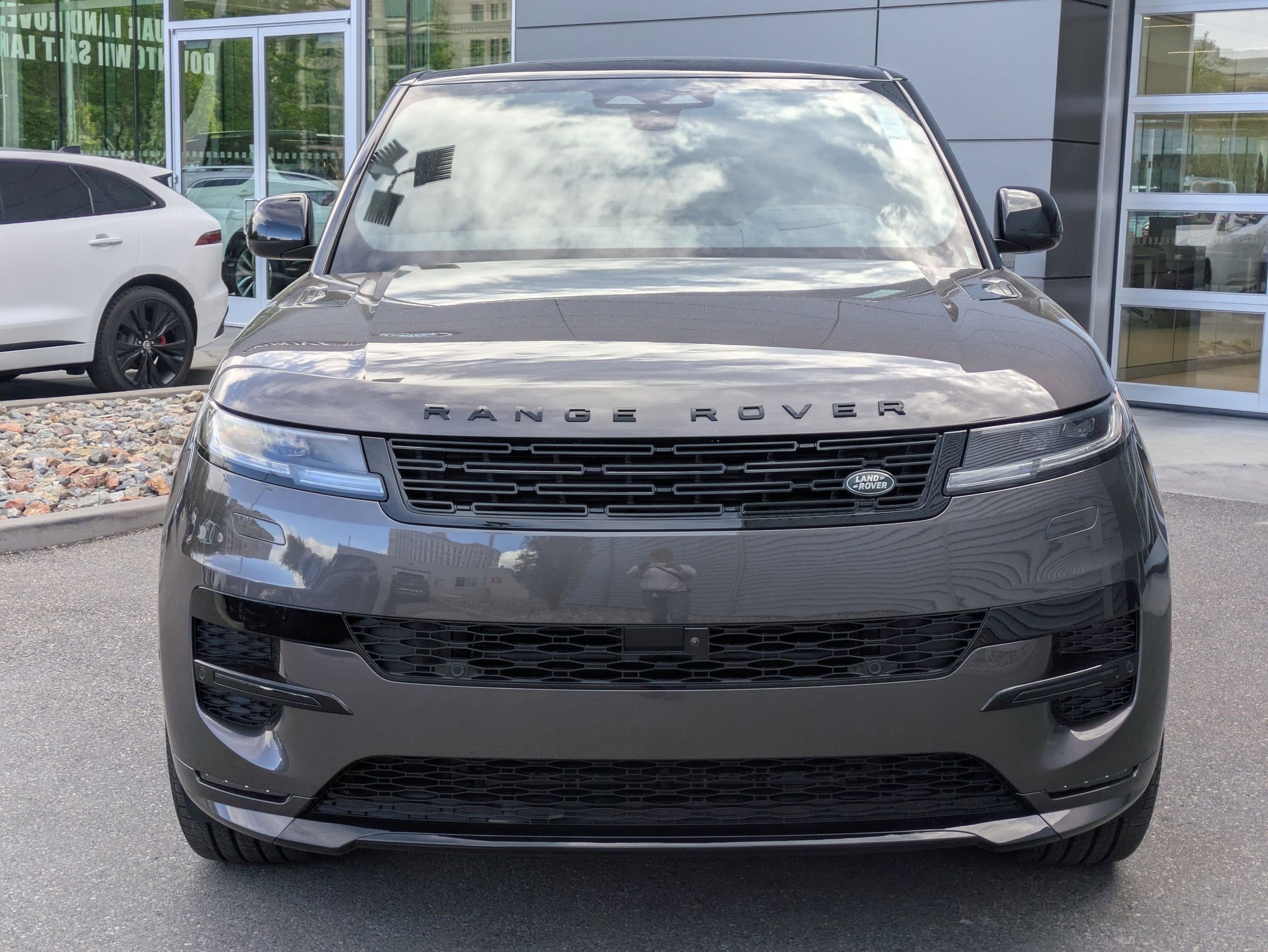 New 2026 Charente Grey Land Rover P400 Dynamic SE image 2