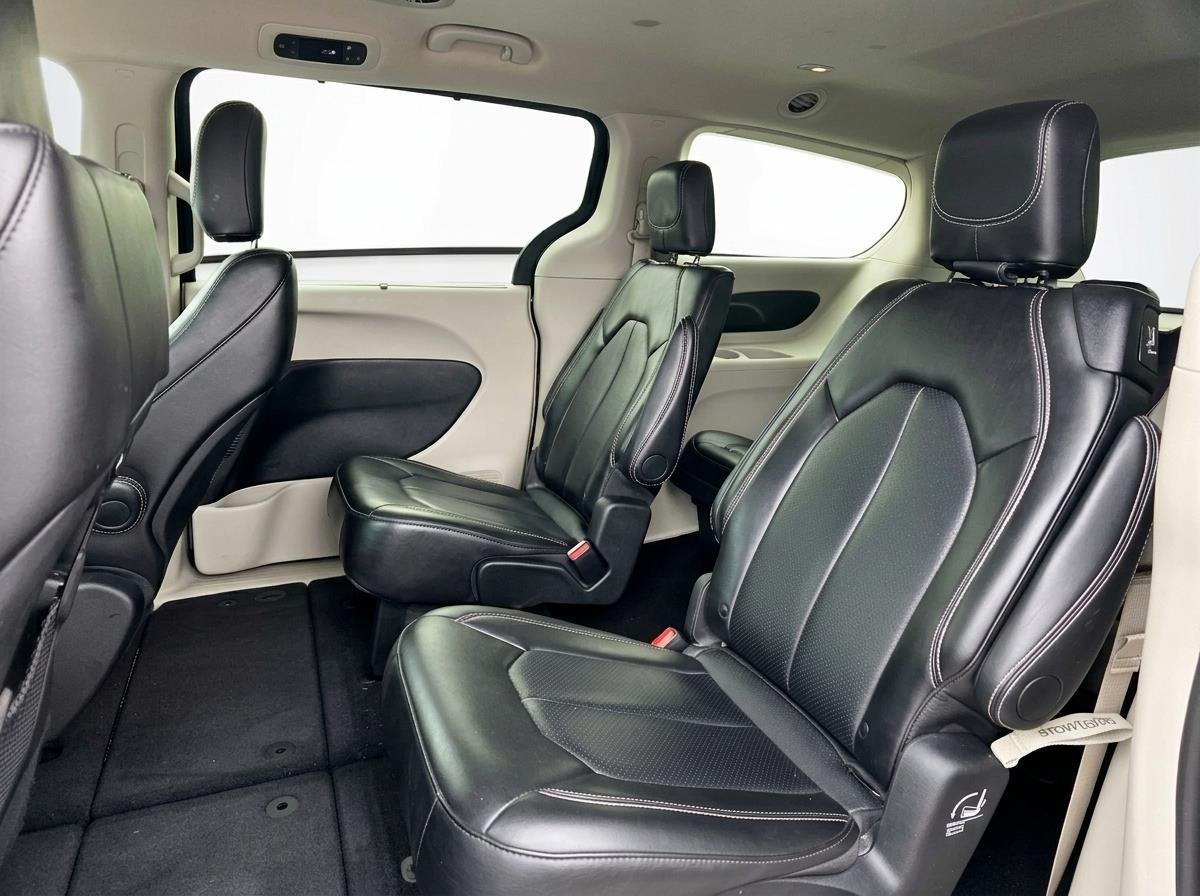 Used 2024 Diamond Black Crystal Pearlcoat Chrysler Touring L image 11