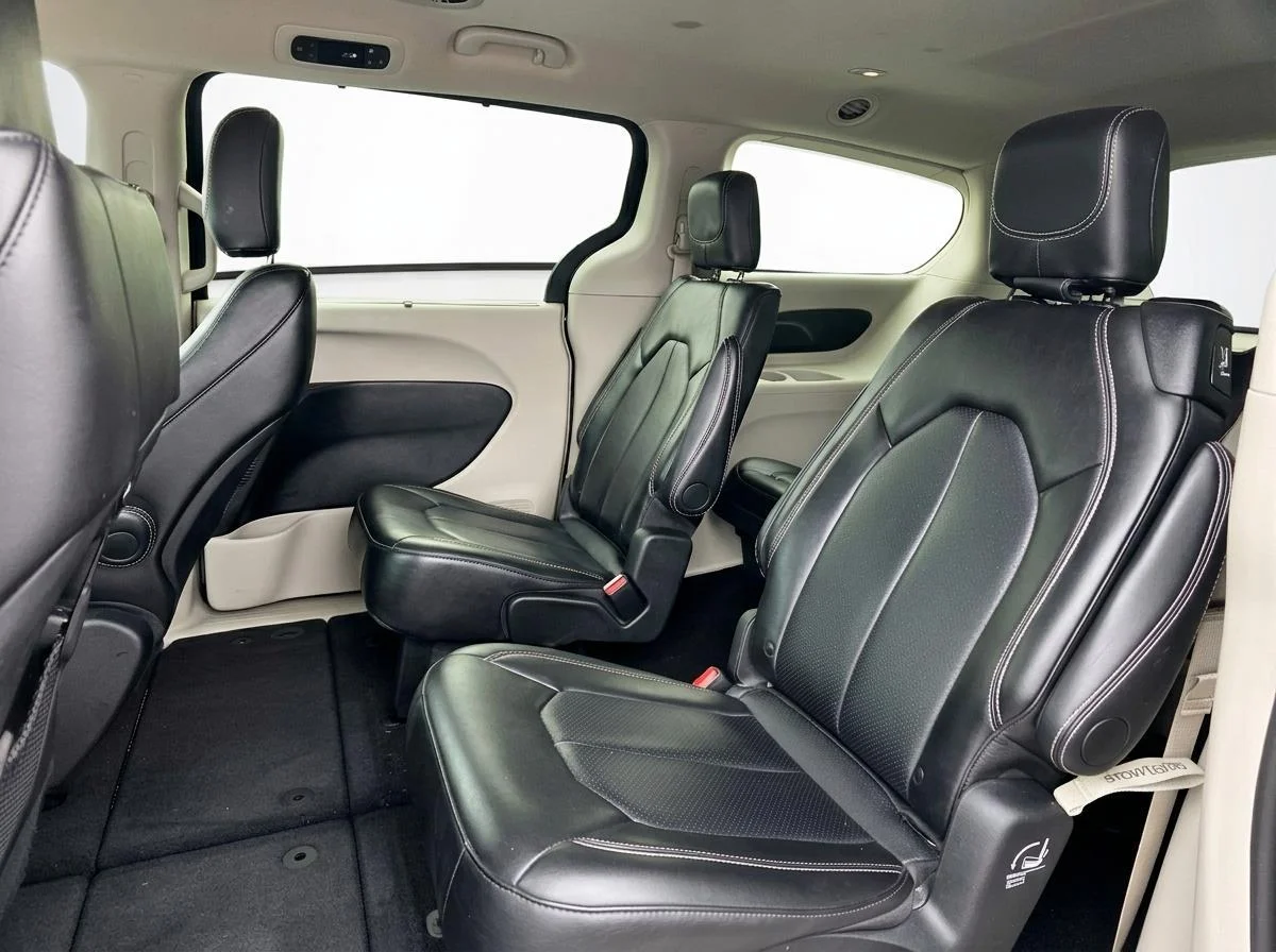 Used 2024 Diamond Black Crystal Pearlcoat Chrysler Touring L image 11