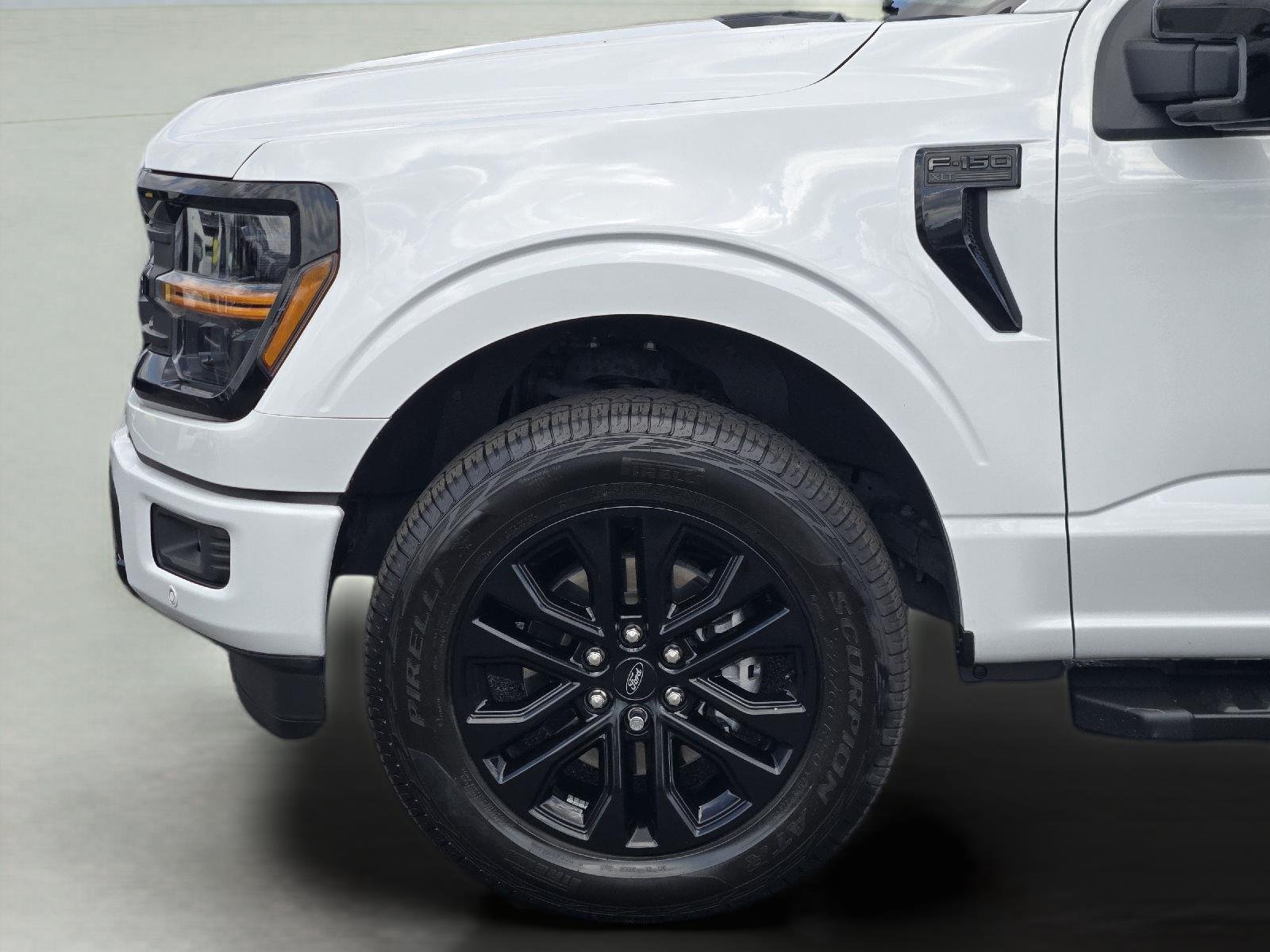 Used 2025 Oxford White Ford XLT image 9