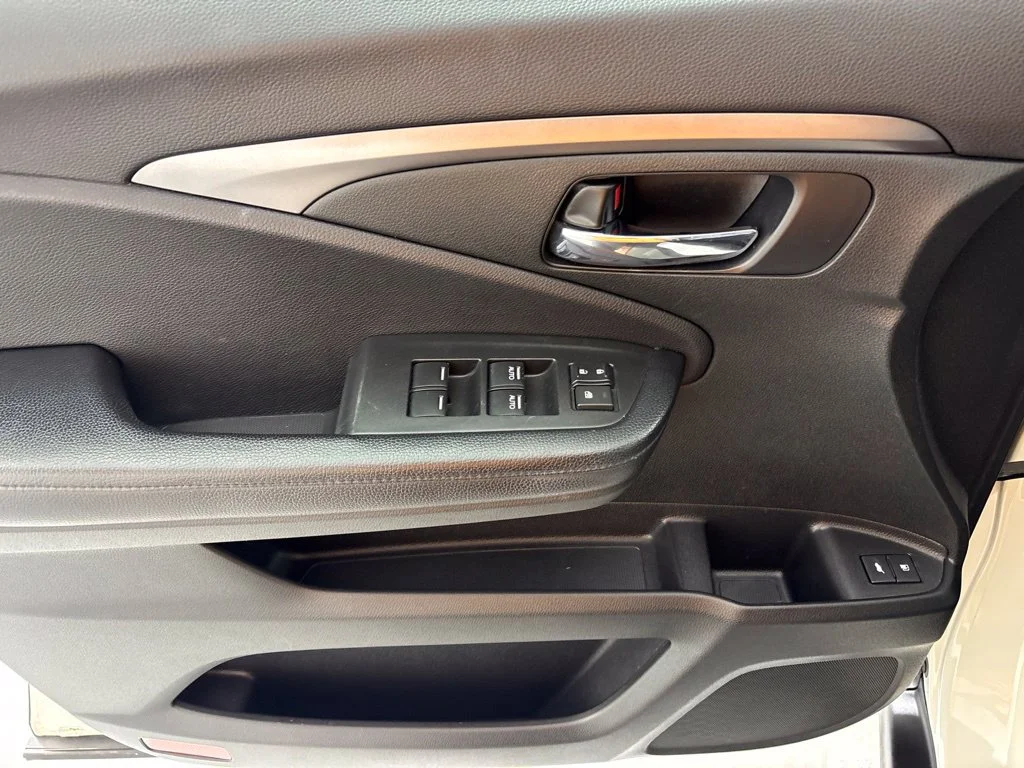 Used 2017  Honda EX-L image 25