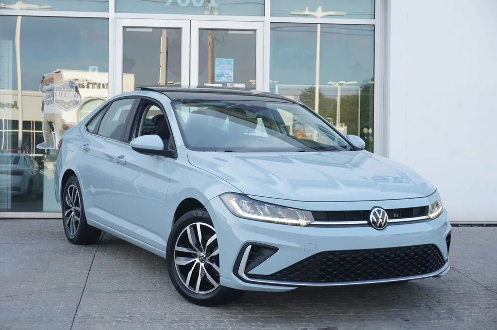 Certified Used 2025 Gray Volkswagen 1.5T SE image 3