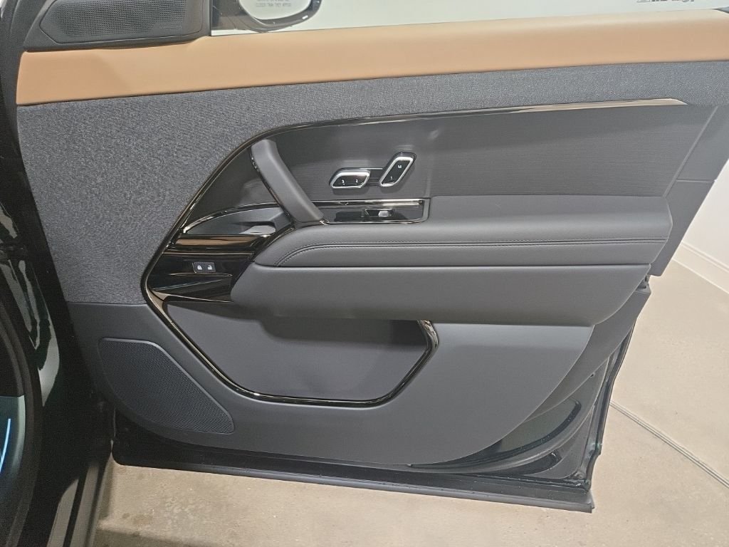 New 2026 British Racing Green Land Rover Dynamic SE image 27