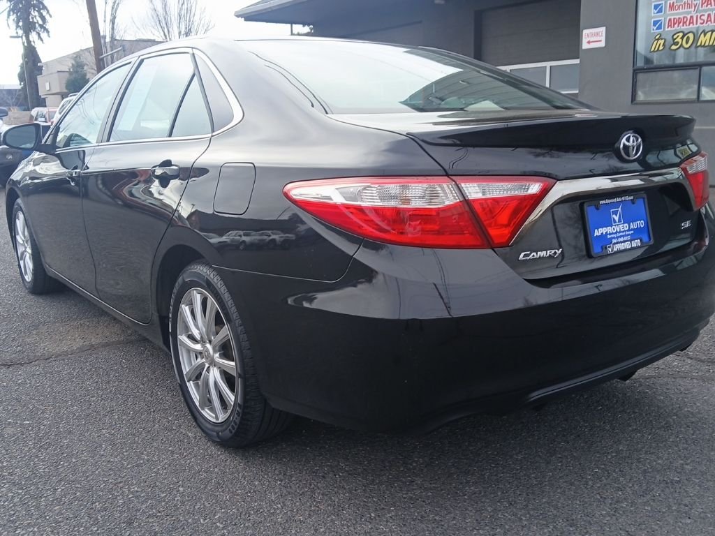 2016 Toyota Camry LE photo 3