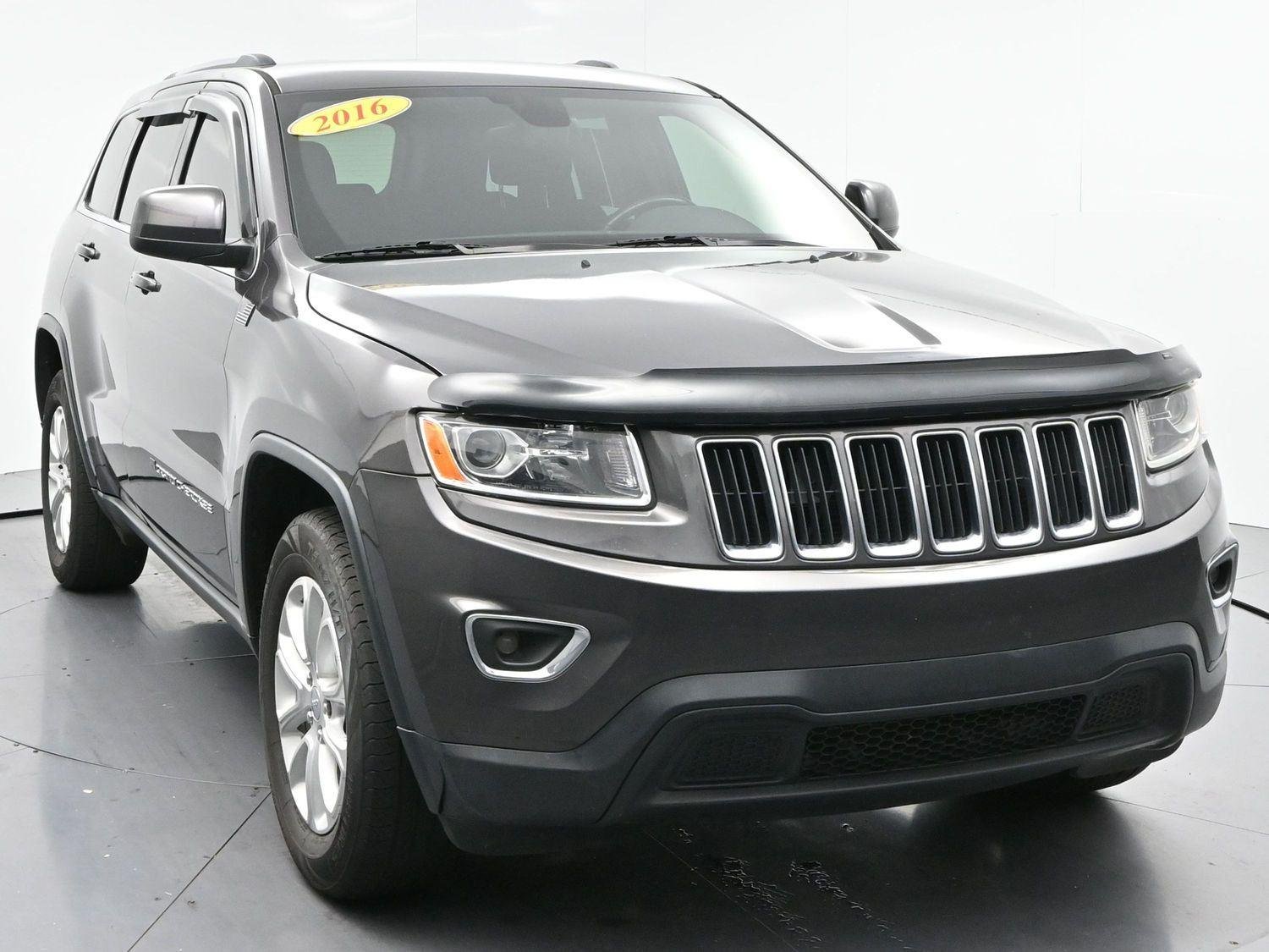 Used 2016 Granite Crystal Metallic Clearcoat Jeep Laredo image 2