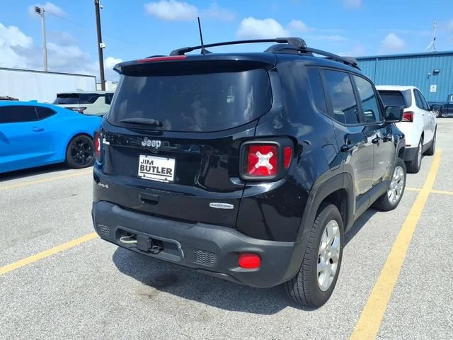 Used 2018  Jeep Latitude image 4