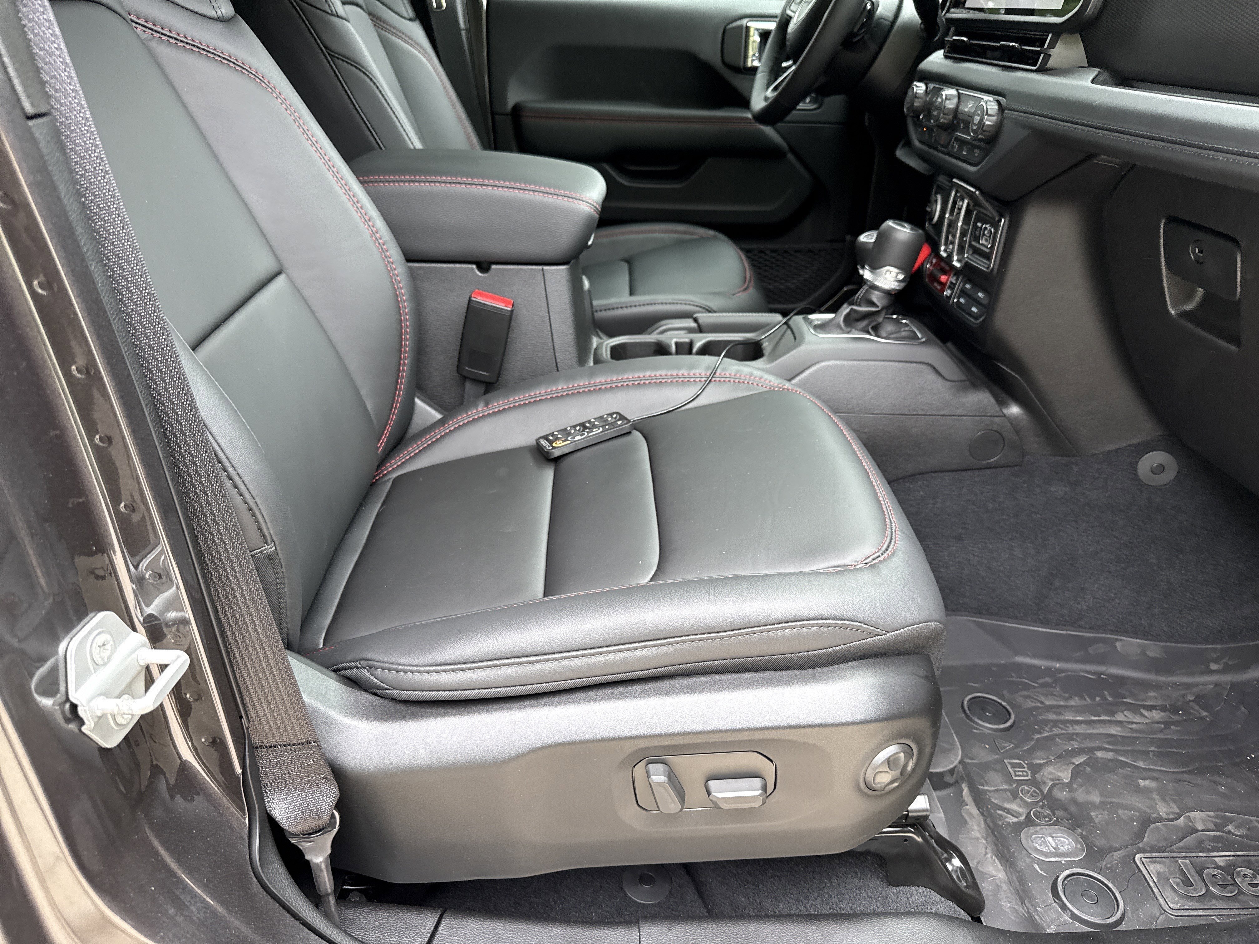 New 2026 Granite Crystal Metallic Clearcoat Jeep Rubicon X image 22