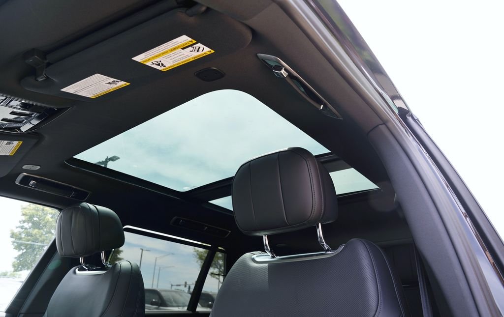 New 2026 Santorini Black Land Rover SE image 13