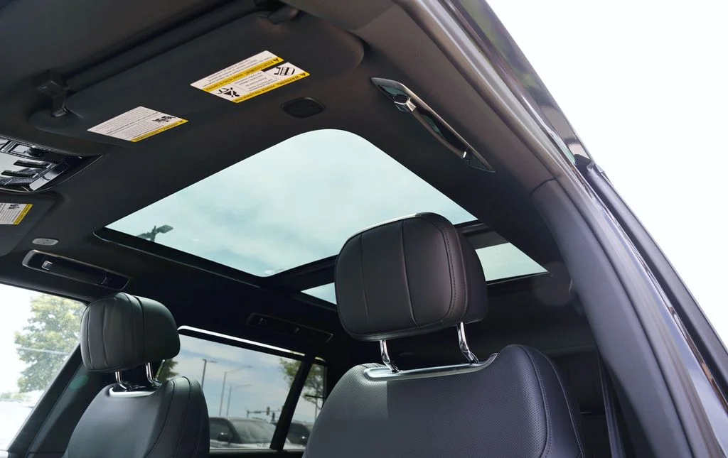 New 2026 Santorini Black Land Rover SE image 13