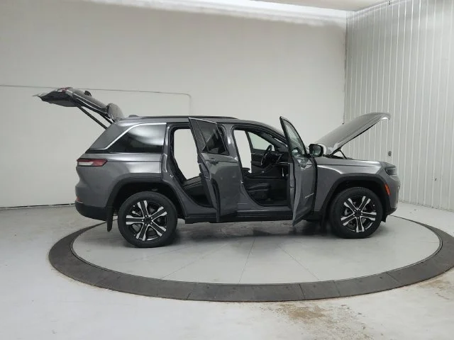 New 2027 Sting-Gray Clearcoat Jeep Limited image 17