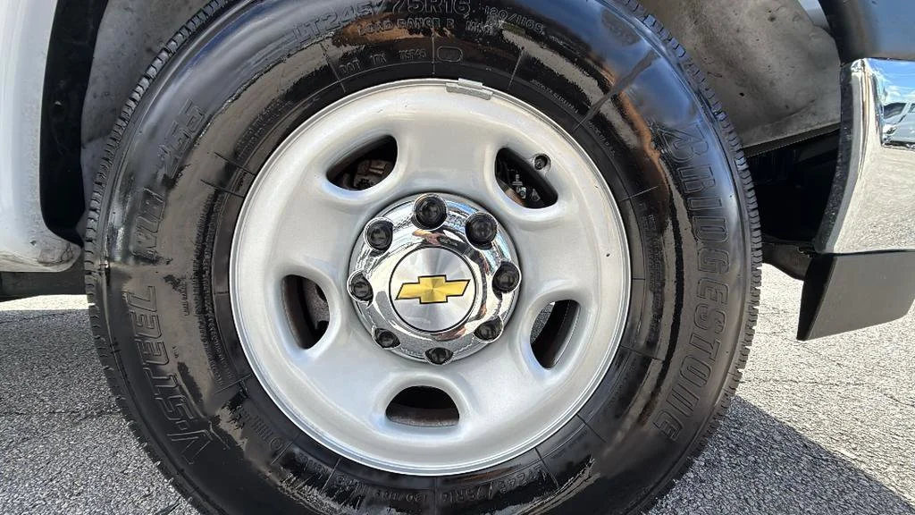 Used 2025 Summit White Chevrolet 1LT image 35