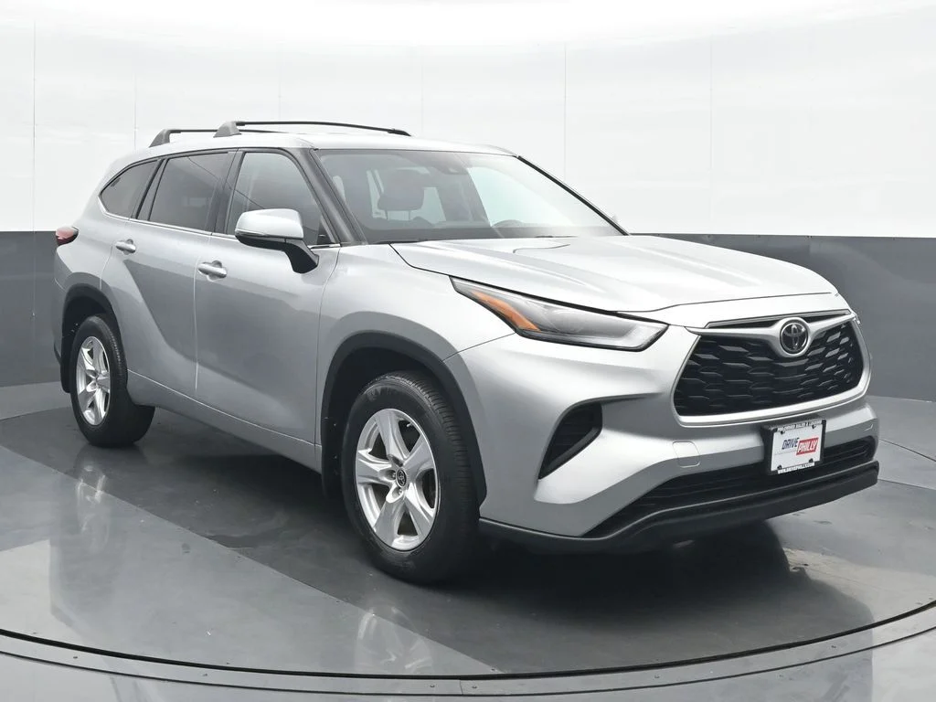 Used 2022 Silver Toyota L image 9