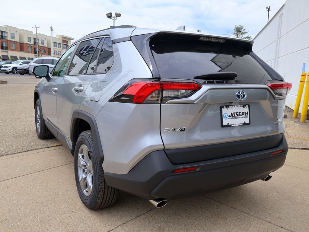 Used 2022 Silver Toyota XLE image 3