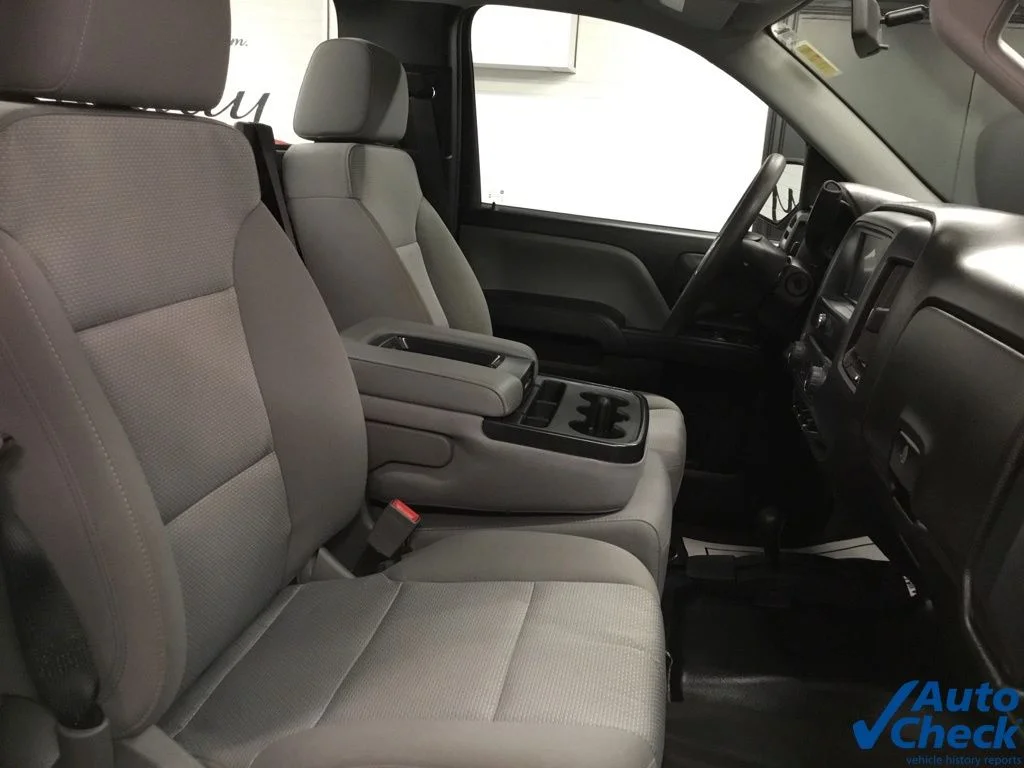 Used 2018 White GMC Base image 30